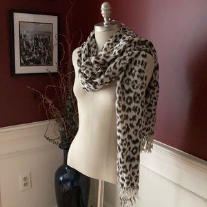 BOGO 🤑 White leopard print scarf/wrap